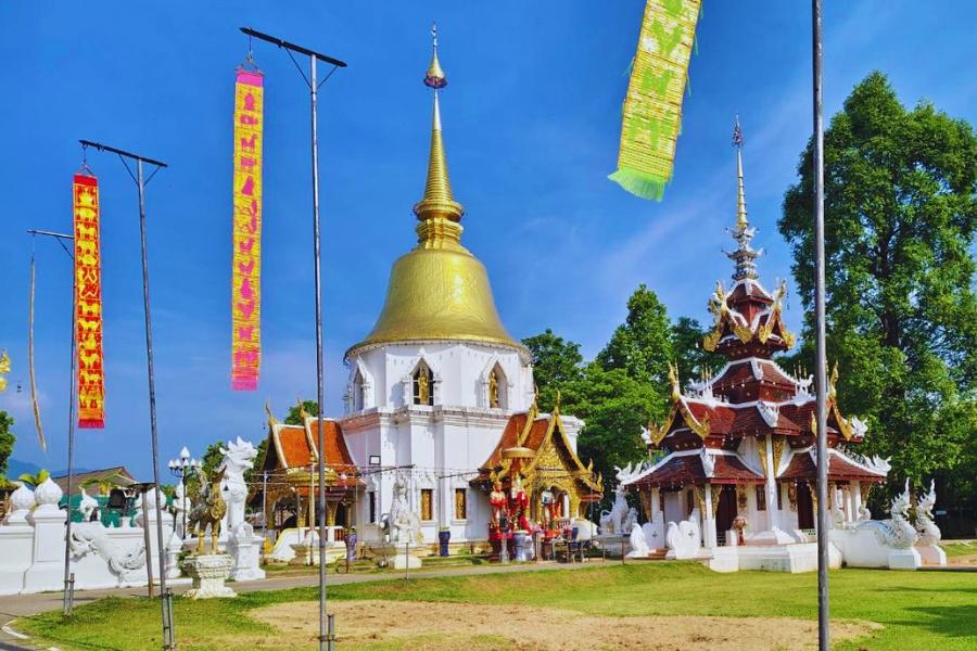 Chiang mai to Pai :Private day tour Temple-Waterfall-Pai Canyon and Cafe