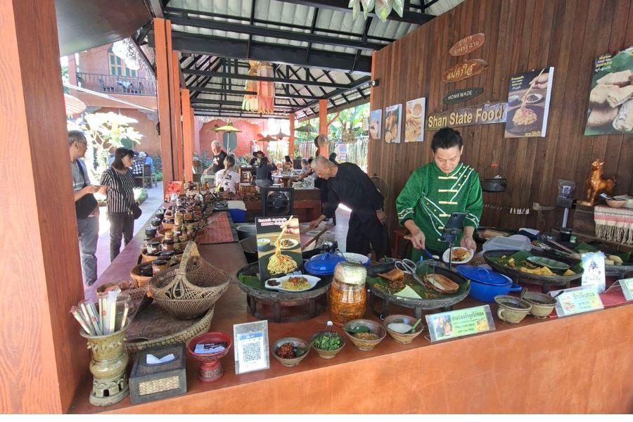 Where to Stop for Lunch on the Phitsanulok to Chiang Mai Route: Top Local Eateries and Markets