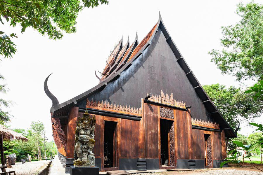Chiang Rai to Chiang Mai Airport Sightseeing Transfer with White Temple, Blue Temple, Black House & Lalitta Café (8 Hours)
