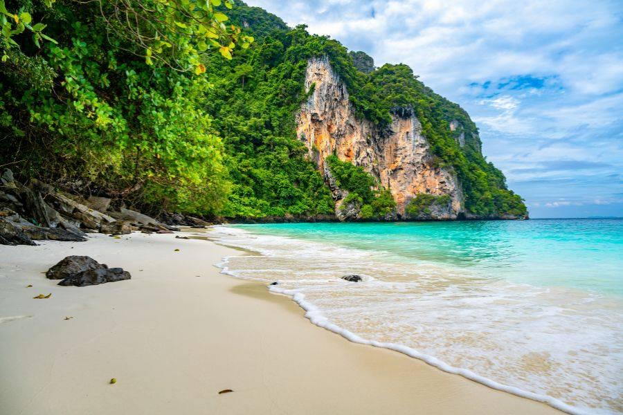 SmartEnPlus Blog: Finding My Slice of Paradise: Guide to Phi Phi Don’s Dreamy Beaches 🌴