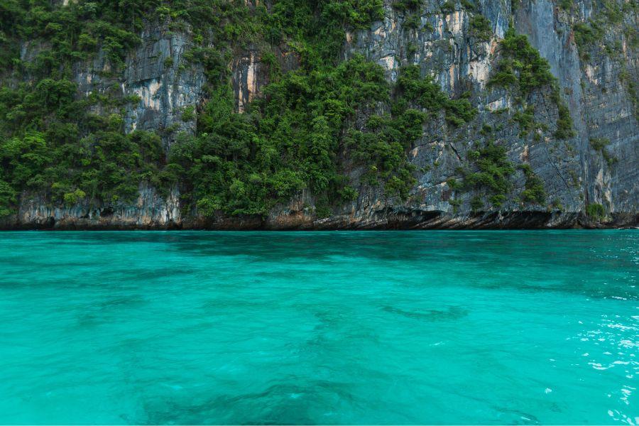 Best Time to Travel from Phuket to Phi Phi for Smooth Seas & Fewer Crowds